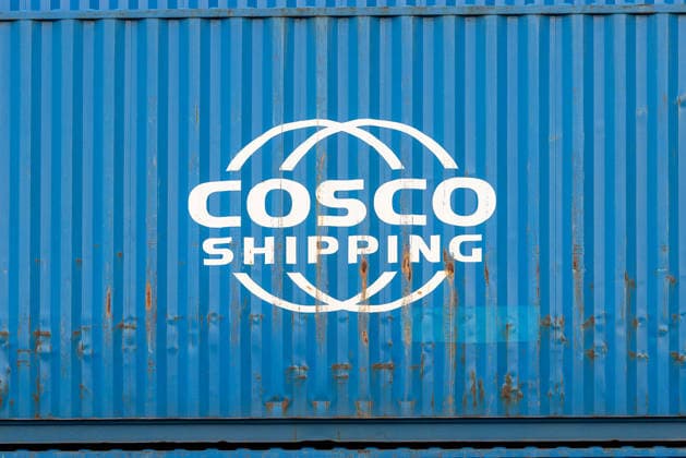 Logistikbranche unter Druck Lieferketten im Zeichen globaler Krisen, Nürnberg, 18.04.2026 Nahaufnahme eines verwitterten blauen Frachtcontainers der chinesischen Staatsreederei COSCO Shipping im Nürnberger Hafen mit weißem Globus-Logo. COSCO gehört zu den weltgrößten Containerreedereien und ist maßgeblich am Warenverkehr zwischen Asien und Europa beteiligt. Nürnberg Bayern Deutschland