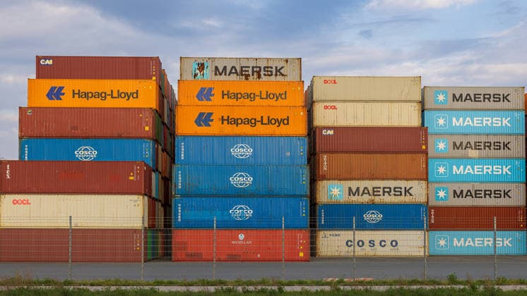 Logistikbranche unter Druck Lieferketten im Zeichen globaler Krisen, Nürnberg, 18.04.2026 Drei hohe Containerstapel verschiedener Weltmarktführer der Containerschifffahrt im Nürnberger Hafen: Maersk, Hapag-Lloyd, COSCO Shipping, OOCL, CAI, Triton und Magellan. Das Bild vereint die bedeutendsten Akteure des globalen Seefrachtverkehrs in einer Aufnahme. Nürnberg Bayern Deutschland