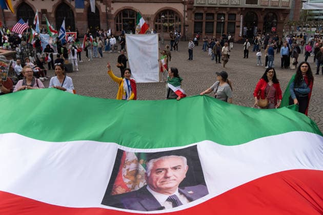April 18, 2026, Frankfurt, Hesse, Germany: People attend an Iranian protest calling for freedom and democracy and opposing the Iranian government in Frankfurt, Germany. Frankfurt Germany  - ZUMAb332 20260418_zip_b332_002 Copyright: xMatiasxBasualdox