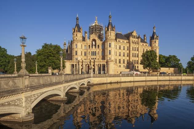 Schweriner Schloss im Abendlicht, Schwerin, Mecklenburg-Vorpommern, Deutschland Schwerin Castle in the evening light, Schwerin, Mecklenburg-Western Pomerania, Germany Copyright: imageBROKER TorstenxKrüger ibltok17379615.jpg