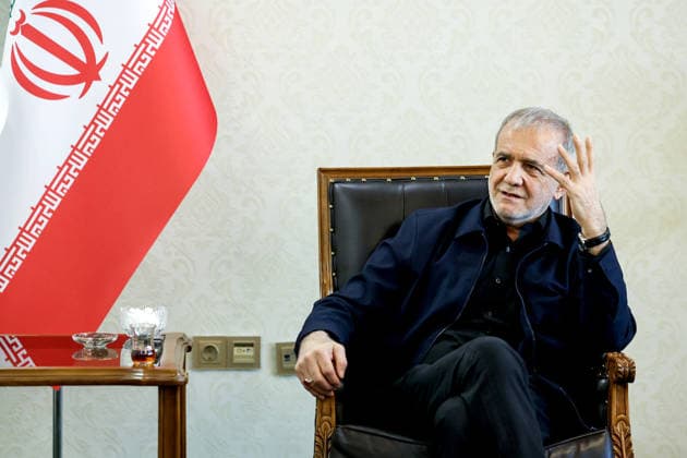 Iranian President Masoud Pezeshkian TEHRAN, IRAN - APRIL 19: (----EDITORIAL USE ONLY – MANDATORY CREDIT - IRANIAN PRESIDENCY HANDOUT - NO MARKETING NO ADVERTISING CAMPAIGNS - DISTRIBUTED AS A SERVICE TO CLIENTS----) Iranian President Masoud Pezeshkian delivers a speech during an inspection visit to the Ministry of Sports and Youth in Tehran, Iran on April 19, 2026. Iranian Presidency Handout Anadolu Tehran Iran. Editorial use only. Please get in touch for any other usage.  Copyright: x2026xAnadoluxIranianxPresidencyx xHandoutx