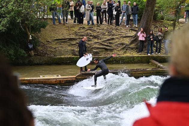 Endlich-Eisbachwelle in Muenchen wieder da! Am 19.04. surfen bereits wieder zahlreiche Surfer die beruehmte Eisbachwelle, die wochenlang verschwunden war. *** Eisbach wave finally back in Munich On April 19, numerous surfers are once again surfing the famous Eisbach wave, which had been missing for weeks