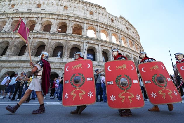 (260419) -- ROME, April 19, 2026 -- People take part in a parade in Rome, Italy to celebrate the city s 2,779th birthday, April 19, 2026. The city of Rome holds various activities to celebrate the upcoming 2,779th anniversary of its legendary foundation with historical re-enactments of ancient Roman rituals. ) ITALY-ROME-FOUNDATION-PARADE WangxKaiyan 