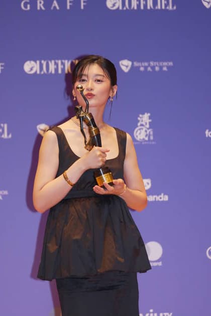 HONG KONG, CHINA - APRIL 19: Actress Elizabeth Tang poses with trophy at backstage during the 44th Hong Kong Film Awards on April 19, 2026 in Hong Kong, China.  Copyright: xVCGx 111635886014