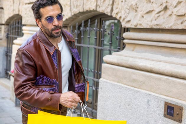 Schauspieler Elyas M Barek kommt mit einer Lego Einkaufstasche aus Papier vom Einkaufen zurück ins Hotel Rosewood Munich in München Datum: 16.04.2026