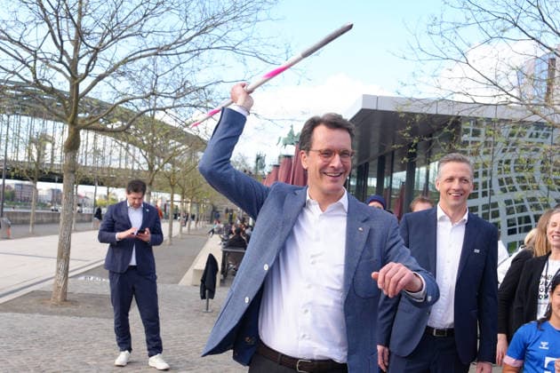 Pressetermin zur Verkuendung der Ergebnisse des Buergerentscheid zu Olympischen Spielen an Rhein und Ruhr Ministerpraesident Hendrik Wuest mit einem Speer in der Hand im Vorfeld der Verkuendung des Buergerentscheid zu den olympischen Spielen an Rhein und Ruhr, Koeln, 19.04.2026 *** Press event for the announcement of the results of the referendum on the Olympic Games on the Rhine and Ruhr, Minister President Hendrik Wuest with a spear in his hand in the run-up to the announcement of the referendum on the Olympic Games on the Rhine and Ruhr, Cologne, 19 04 2026
