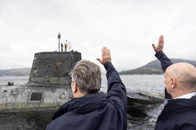 Prime Minister Keir Starmer visits submarine 18 04 2026. Scotland, United Kingdom. Prime Minister Keir Starmer and Defence Secretary John Healey meet submariners as they visit a Vanguard class submarine off the coast of Scotland following the completion of the UK s latest nuclear deterrent patrol., Credit:Simon Dawson Avalon United Kingdom, Argyll & Bute, Scotland  Copyright: xSimonxDawsonx xAvalonx 1092840695