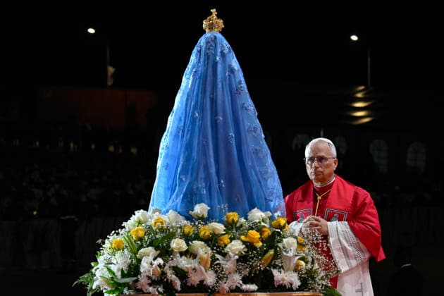 ANGOLA - POPE LEO XIV ATTENDS A HOLY ROSARY PRAYER IN THE ESPLANADE IN FRONT OF THE MAMA MUXIMA SHRINE IN MUXIMA - 2026 4 19 Angola,Vatican, 2026 4 19 Pope Leo XIV (C) attends a Holy Rosary Prayer on the esplanade in front of the Mama Muxima Shrine in Muxima on the seventh day of an 11-day apostolic journey EDITORIAL USE ONLY - NO BOOKS Copyright: xVATICANxMEDIAx