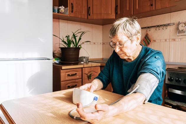 Eine ältere Frau misst ihren Blutdruck in der Küche. Gesundheitsvorsorge, gesundes Altern, Krankheitsprävention, Überwachung des Herz-Kreislauf-Systems, Behandlung zu Hause Eine ältere Frau misst ihren Blutdruck in der Küche. Gesundheitsvorsorge, gesundes Altern, Krankheitsprävention, Überwachung des Herz-Kreislauf-Systems, Behandlung zu Hause (License=RF) ,model released, Symbolfoto Copyright: xZoonar.com NataliaxXimichx 24855314 ,model released, Symbolfoto ,property released