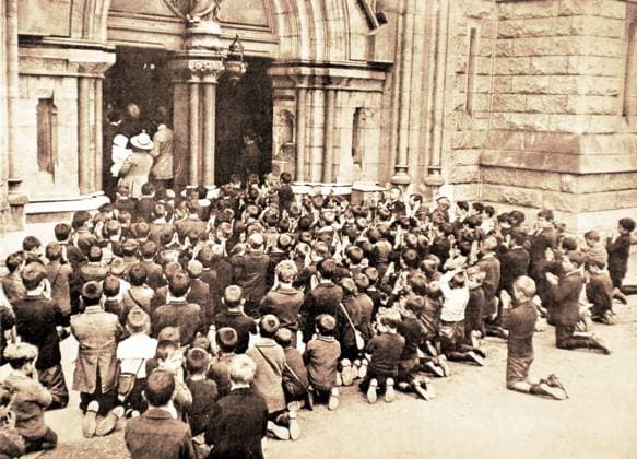 Ireland. Public prayers for the lord-mayor of Cork, Mr. Mac Swiney Ireland - 1920 ; Public prayers for the lord-mayor of Cork, Mr. Mac Swiney. Children from all classes of the Dublin population kneeled on the square of Fathers Oblats church, in Inchicore. ; (Arrested on August 12, Mr. McSwiney is dying from his hunger strike) Copyright: xPhoto12x COM0207429856 !ACHTUNG AUFNAHMEDATUM GESCHÄTZT!