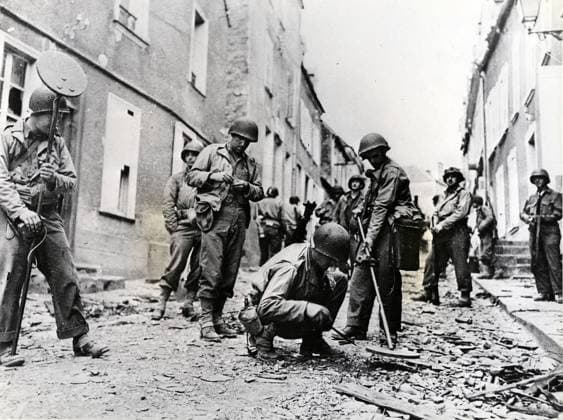Déminage américain à St Lô, 1944 Normandy Landings American soldiers searching for mines in the ruins of the town of Saint Lô (France), which had been bombed the previous day. Start of the American offensive to liberate France. 7 June 1944 Copyright: xPhoto12 Hachedex HAC21A00042 !ACHTUNG AUFNAHMEDATUM GESCHÄTZT!