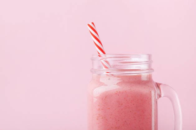 Frischer Erdbeer-Smoothie oder -Milchshake in einem Einmachglas vor einem pastellrosa Hintergrund. Gesunde Ernährung zum Frühstück und als Snack. Fresh strawberry smoothie or milkshake in mason jar on pink pastel background. Healthy food for breakfast and snack. (License=RF) Copyright: xZoonar.com Photographer:JuliaxSudnitskayax 24858549