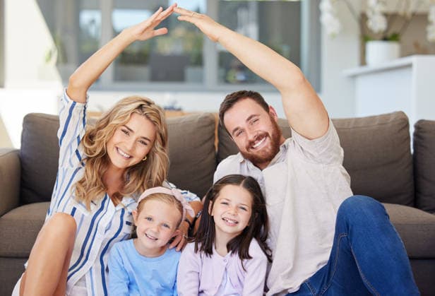 Smiling couple with little kids sitting and making symbolic roof with hands over children. Cheerful family sitting together on floor in new house on relocation day. Covered and protected by insurance. (License=RF) ,model released, Symbolfoto  Copyright: xZoonar.com YurixArcursxpeopleimages.comx 18815636 ,model released, Symbolfoto ,property released