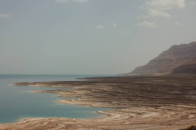 Creative Highlights World Closed Mineral Beach Mitzpe Shalem West Bank A view shows Mineral Beach near Mitzpe Shalem kibbutz, on April 19, 2026, after the site was closed in 2014 because of sinkholes. Mineral Beach, located near Kibbutz Mitzpe Shalem on the northern Dead Sea, is permanently closed due to widespread sinkholes. It was shut down around 2014-2015 after a large sinkhole appeared, making the area dangerous. The site, once known for its hot sulfur pools, has become a symbol of ecological destruction. Mizpe Shalem West Bank Palestinian Territories Copyright: xSimonxBenix