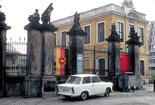 Daily life in East Germany in 1982 Car parked in front of the entrance to the Cosel Palace in Dresden, East Germany. 1982 Photo Ilse Ruppert Copyright: xIlsexRuppert Photo12x RPP23A00008 !ACHTUNG AUFNAHMEDATUM GESCHÄTZT!