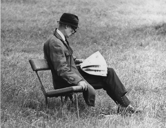 Reading in Phoenix Park Reading the newspaper in Phoenix Park, Dublin, Ireland. 1980 Copyright: xTomxKennedy Photo12x TKN24A00179 !ACHTUNG AUFNAHMEDATUM GESCHÄTZT!