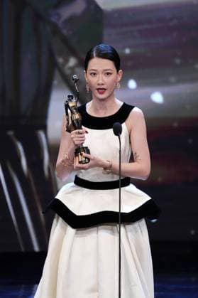 HONG KONG, CHINA - APRIL 19: Actress Fish Liew Chi Yu poses with trophy on the stage during the 44th Hong Kong Film Awards on April 19, 2026 in Hong Kong, China.  Copyright: xChinaxNewsxServicex 111635914111