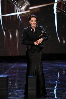 HONG KONG, CHINA - APRIL 19: Actress Shu Qi poses with trophy on the stage during the 44th Hong Kong Film Awards on April 19, 2026 in Hong Kong, China.  Copyright: xChinaxNewsxServicex 111635916326