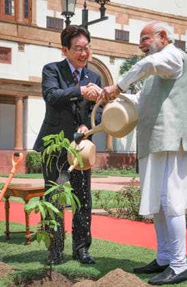 S. Korea-India talks S. Korea-India talks South Korean President Lee Jae Myung (L) and Indian Prime Minister Narendra Modi attend a tree-planting ceremony ahead of their talks at the government guest house in New Delhi on April 20, 2026. (Yonhap) 2026-04-20 15:46:37 < 1980-2026 YONHAPNEWS AGENCY. .> ÀÎµµ ÀÎµµ EDITORIAL USE ONLY  Copyright: xx PYH2026042016640031500 YonhapxNewsx yonphotos251573