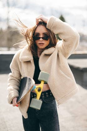 Stylish hipster woman standing on roof with skateboard in hands Lviv, Lviv Oblast, Ukraine CR_JUCE260418-2001803-01 ,model released, Symbolfoto