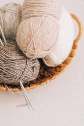 Naturwolle in Knäueln in verschiedenen Pastellfarben in einem Weidenkorb. Nahaufnahme von Strickgarn vor hellem Hintergrund. Natural wool in balls of various pastel colors in a wicker basket. Knitting threads close-up on a light background. Hobby needlework knitting, concept Do it yourself. Close-up soft selective focus (License=RF) Copyright: xZoonar.com NataliaxXimichx 24872207