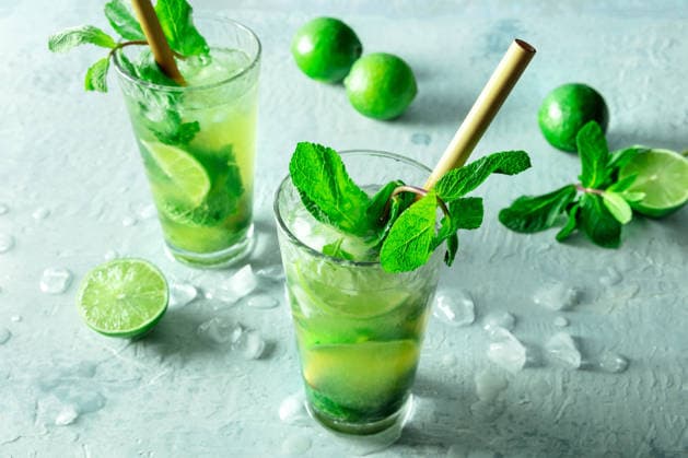 Mojito, Sommercocktail mit Minze und Eis, mit frischen Limetten, mit einem Strohhalm Mojito, summer cocktail with mint and ice, with fresh limes, with a bamboo straw (License=RF) Copyright: xZoonar.com KaterinaxSolovyevax 24873179