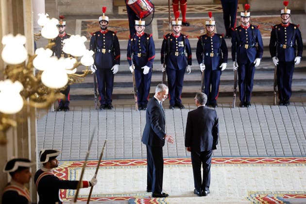 Spain s King Felipe VI (C-L) greets new President of Portugal, Antonio Jose Seguro (C-R), upon his arrival at the Royal Palace shortly before they hold a meeting at a luncheon in Madrid, Spain, 20 April 2026. Seguro is on an official visit in Spain. New President of Portugal, Antonio Jose Seguro, visits Spain !ACHTUNG: NUR REDAKTIONELLE NUTZUNG!  Copyright: xChemaxMoyax GRAF5456 20260420-55020041098_1