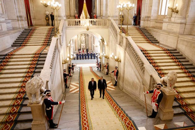 Spain s King Felipe VI (C-R) greets new President of Portugal, Antonio Jose Seguro (C-L), upon his arrival at the Royal Palace shortly before they hold a meeting at a luncheon in Madrid, Spain, 20 April 2026. Seguro is on an official visit in Spain. New President of Portugal, Antonio Jose Seguro, visits Spain !ACHTUNG: NUR REDAKTIONELLE NUTZUNG!  Copyright: xChemaxMoyax GRAF5465 20260420-55020041660_1