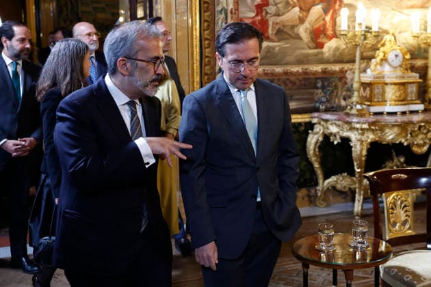 Spain s Foreign Affairs Minister, Jose Manuel Albarres (R), chats with his Portuguese counterpart, Paulo Rangel (L), in the framework of the meeting between Spain s King Felipe VI (unsen ) and new President of Portugal, Antonio Jose Seguro (unseen), at the Royal Palace, in Madrid, Spain, 20 April 2026. Seguro is on an official visit in Spain. New President of Portugal, Antonio Jose Seguro, visits Spain !ACHTUNG: NUR REDAKTIONELLE NUTZUNG! Copyright: xChemaxMoyax GRAF5518 20260420-55020041743_1