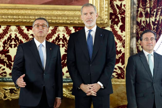 Spain s King Felipe VI (C) chats with new President of Portugal, Antonio Jose Seguro (L), next to Spanish Foreign Affairs Minister, Jose Manuel Albares (R), in the framework of their meeting in Madrid, Spain, 20 April 2026. Seguro is on an official visit in Spain. New President of Portugal, Antonio Jose Seguro, visits Spain !ACHTUNG: NUR REDAKTIONELLE NUTZUNG!  Copyright: xChemaxMoyax GRAF5521 20260420-55020041776_1