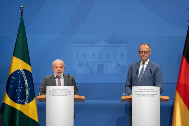 Bundeskanzler Friedrich Merz (rechts) mit dem brasilianischen Präsidenten Luiz Inacio Lula da Silva auf der Abschlusspressekonferenz in Schloss Herrenhausen Chancellor Friedrich Merz (right) with Brazilian President Luiz Inacio Lula da Silva at the closing press conference in Herrenhausen Palace O chanceler Friedrich Merz (Ã direita) com o presidente brasileiro Luiz Inacio Lula da Silva na conferÃªncia de imprensa de encerramento no Palacio de Herrenhausen;3. Deutsch-Brasilianischen Regierungskonsultationen in Hannover, Deutschland - 3rd German-Brazilian government consultations in Hanover, Germany - 3Âª Consulta Governamental Germano-Brasileira em HanÃ ver, Alemanha, Hannover Niedersachsen Deutschland Schloss Herrenhausen *** F