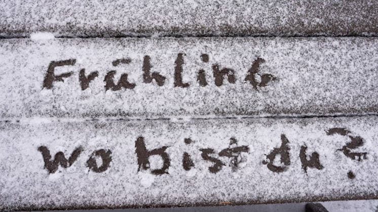 Wann wird es endlich wieder richtig Sommer. Im Erzgebirge muss man Sommer mit Frühling ersetzen. Ein Tief über Ostdeutschland brachte den Winter zurück. Auf dem Fichtelberg gab es am Montagnachmittag dichtes Schneetreiben bei Temperaturen um minus 1 Â°C. Entsprechend winterlich sah es auf dem Fichtelberg aus. Die Landschaft war mit Schnee bedeckt. Autos wurden leicht überzuckert. Von Frühling keine Spur. Selbst Eiszapfen wachsen an Tischen tiefwinterliche Aufnahmen mitten aus dem Frühling. Fichtelberg Sachsen Deutschland *** When will it finally be summer again In the Ore Mountains, you have to replace summer with spring A low pressure system over eastern Germany brought winter back On the Fichtelberg, there was heavy snowfall on