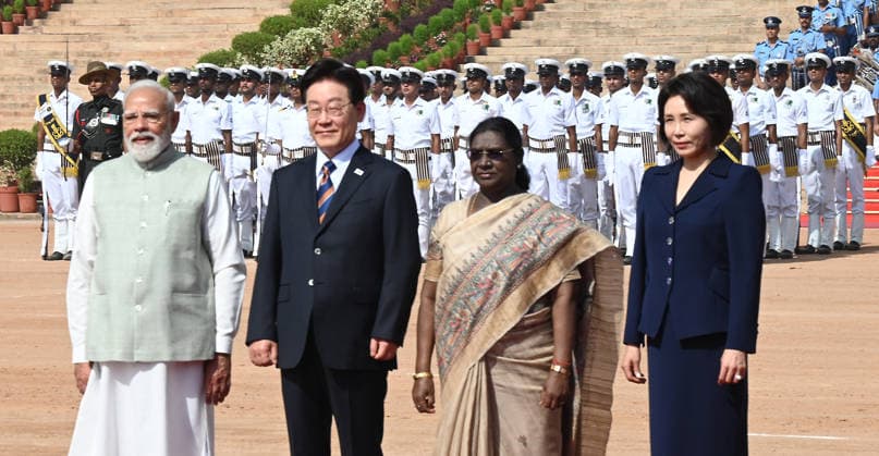 NEW DELHI, INDIA - APRIL 20: South Korean President Lee Jae-myung (2 L), First Lady Kim Hye-kyung (R), President Droupadi Murmu (2R), and Prime Minister Narendra Modi (L) pose for a photograph during a ceremonial reception at the Rashtrapati Bhavan on April 20, 2026 in New Delhi, India. The President of South Korea, Lee Jae-myung, who took office in June 2025, arrived in the national capital on a three-day visit with First Lady Kim Hea-kyung, marking a significant pivot in New Delhi-Seoul relations, being the first state visit by a South Korean leader in over eight years. The visit is being framed as a crucial step for South Korea™s Global South diplomacy and a reboot of the Special Strategic Partnership. (Photo by Sonu Mehta Hindustan Ti