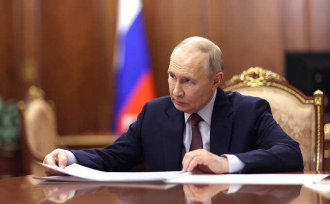 April 20, 2026, Moscow, Moscow Oblast, Russia: Russian President Vladimir Putin, listens to Penza Region Governor Oleg Melnichenko, deliver his report during a face-to-face meeting at the Kremlin, April 20, 2026 in Moscow, Russia. Moscow Russia - ZUMAp138 20260420_zaa_p138_003 Copyright: xAlexanderxKazakov RussianxGovernx