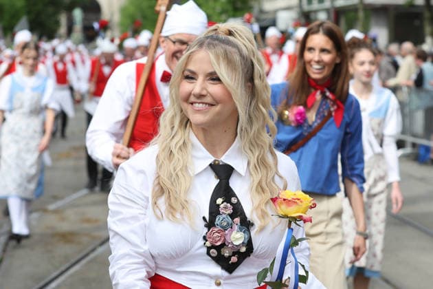 20.04.2026 Zuerich, SCHWEIZ, Zuercher Sechselaeuten 2026 Ehrengast Saengerin Beatrice Egli beim Umzug mit der Zunft zum Widder durch die Zuercher Innenstadt *** 20 04 2026 Zuerich, SWITZERLAND, Zuercher Sechselaeuten 2026 Guest of honor singer Beatrice Egli at the parade with the Zunft zum Widder through the city center of Zuerich 