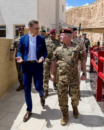 King Abdullah II of Jordan and Finnish President Alexander Stubb observe a military exercise at the King Abdullah II Special Operations Training Center (KASOTC), King Abdullah II of Jordan and Finnish President Alexander Stubb observe a military exercise at the King Abdullah II Special Operations Training Center (KASOTC), where they receive a briefing on the center s role in training and qualifying special operations units at the regional and international levels. Jordan, April 20, 2026. Photo by Royal Hashemite Court apaimages Amman Amman Jordan 200426_Jordan_JPO_00(3) Copyright: xapaimagesxRoyalxHashemitexCourtxx xapaimagesx