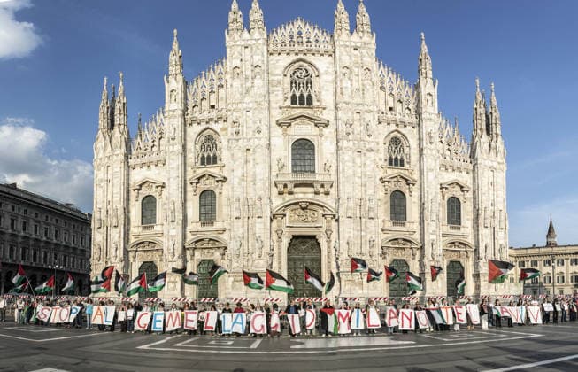 Milan, Piazza Duomo, Propaganda rally in support of Palestine held concurrently with the protest in the city council chamber, activists holding a disheveled banner STOP THE MILAN-TEL AVIV TWINNINGS.  Copyright: xFrancescoxEnriquezx xipa-agency.netx xFrancescoxEnriquezx IPA_Agency_IPA74107228