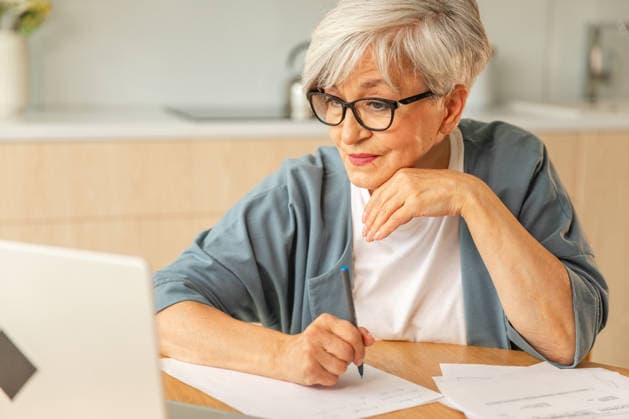 Online-Bildungskurse Webinar-Konzept. Middle aged senior Frau mit Laptop-Computer schreiben Notizen. Fokussierte reife alte Frau genießt Online-Studium von zu Hause schriftliche Aufzeichnungen tun Online-Arbeit. Online education courses webinar concept. Middle aged senior woman using laptop computer writing notes. Focused mature old woman enjoying studying online from home written records doing online work (License=RF) ,model released, Symbolfoto Copyright: xZoonar.com IuliiaxZavalishinax 24873825 ,model released, Symbolfoto ,property released