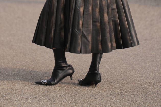 Mailand, Italien ? 24. Februar 2026: Eine Frau trägt Schuhe von Diesel. Details zum Outfit, Streetstyle-Look Milan, Italy - February, 24, 2026: woman wears Diesel shoes. Fashion outfit details, street style look accessory (License=RM) Copyright: xZoonar.com IgorxZakirovx 24867380