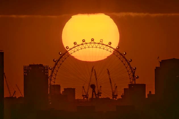 April 20, 2026, London, London, UK: London, UK. The sun sets behind the London Eye. Over the next few days in London, the weather will be mostly mild and partly sunny, becoming brighter and slightly warmer by midweek. London UK  - ZUMAl94_ 20260420_zaf_l94_108 Copyright: xMarcinxNowakx