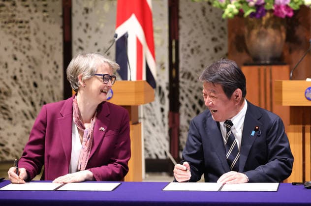 News Bilder des Tages #2 April 20, 2026, Tokyo, Japan - British Foreign Secretary Yvette Cooper (L) and her her Japanese counterpart Toshimitsu Motegi (R) sign on documents after their meeting at the Iikura guesthouse in Tokyo on Monday, April 20, 2026. They exchanged documents on Japan and UK s coordination in the evacuation of both countries nationals from abroad during crisis. (photo by Yoshio Tsunoda AFLO)  aflo_327674991