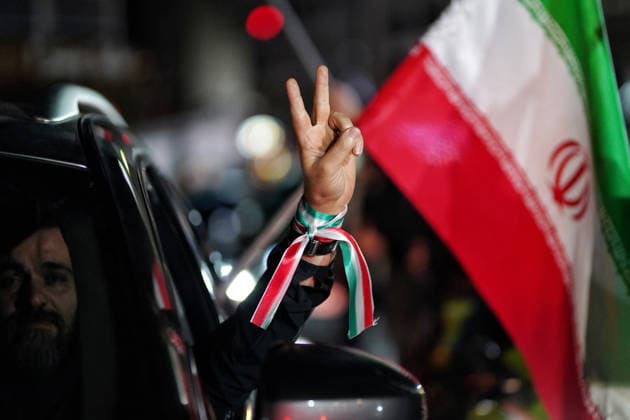 News Bilder des Tages #2 April 20, 2026, Iran, Iran: Pro-government supporters wave national flags during a state-organised rally, amid a ceasefire in the conflict involving Iran, the United States, and Israel. Iran insisted it has no plan to attend a new round of negotiations with the United States on April 20, as uncertainty grows over a push to stop the Middle East war from resuming. US President Donald Trump said he was sending negotiators to Pakistan for talks on ending the war that engulfed the region and rattled global markets, while repeating threats to attack Iran s energy infrastructure if it did not make a deal. Iran Iran - ZUMAi98_ 20260420_zih_i98_014 Copyright: xIranianxSupremexLeader SxOfficex