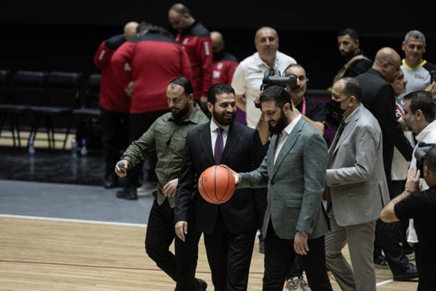 News Bilder des Tages #2 Syrian President Ahmed al-Sharaa opens Al-Fayhaa Arena in Damascus DAMASCUS, SYRIA - APRIL 20: Syrian President Ahmed al-Sharaa plays with a basketball before a friendly match between the Syrian and Lebanese Men s National Basketball Teams during the opening ceremony of Al-Fayhaa Sports Arena on April 20, 2026 in Damascus, Syria. Hasan Belal Anadolu Damascus Syria. Editorial use only. Please get in touch for any other usage.  Copyright: x2026xAnadoluxHasanxBelalx