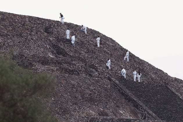 Shooting at Teotihuacan archaeological site leaves at least one dead in Mexico TEOTIHUACAN, MEXICO - APRIL 20: Forensic experts work on the Pyramid of the Moon following a shooting that left at least one person dead, at the Teotihuacan archaeological site, in Teotihuacan, Mexico on April 20, 2026. A Canadian tourist was killed and several people were injured during a shooting at the Teotihuacan archaeological site, authorities said. Daniel Cardenas Anadolu Teotihuacan Mexico. Editorial use only. Please get in touch for any other usage.  Copyright: x2026xAnadoluxDanielxCardenasx