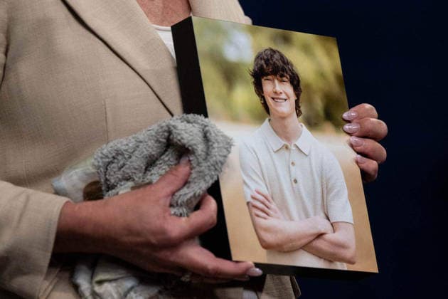 News Bilder des Tages #2 April 20, 2026: Maria Raine holds a photograph of her son Adam Ã¢â‚¬ a California teen who died after forming a parasocial relationship with an AI chatbot Ã¢â‚¬ during a news conference with state Sen. Steve Padilla, D-San Diego, and Assemblymember Rebecca Bauer-Kahan, D-Orinda, at the state Capitol swing space on Monday, April 20, 2026. - ZUMAm67_ 20260420_zaf_m67_012 Copyright: xPaulxKitagakixJrx