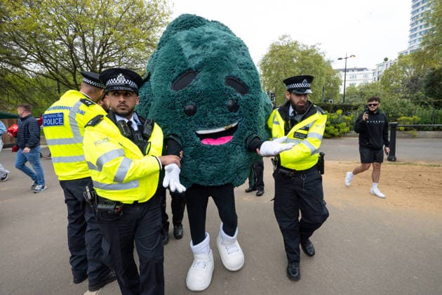 News Bilder des Tages #2 April 20, 2026, London, United Kingdom: A man in a weed costume is arrested by police. Crowds gather in Hyde Park for the annual 420? event, an informal gathering associated with cannabis culture, where participants meet to socialise, advocate for drug policy reform, and publicly consume cannabis. London United Kingdom - ZUMAs197 20260420_aaa_s197_266 Copyright: xAndreaxDomeniconix