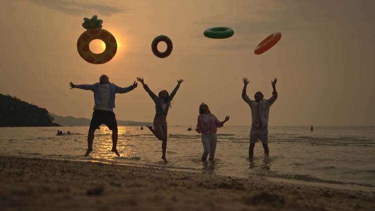 Eine Familie springt und spielt bei Sonnenuntergang am Strand, Silhouetten Family jumping and playing on the beach at sunset, silhouettes reflected on wet sand, celebrating summer travel, freedom, and joyful seaside lifestyle together (License=RF) ,model released, Symbolfoto Copyright: xZoonar.com SunanxWongsa-ngax 24879809 ,model released, Symbolfoto ,property released