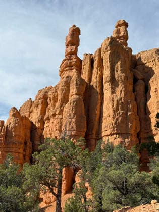 Creative Highlights World Foto der Hoodoo-Felsformationen im Red Canyon, Utah Photo of hoodoo rock formations along Hoodoo Trail in Red Canyon near Panguitch within the Dixie National Forest in Utah, United States of America USA. (License=RF) Copyright: xZoonar.com aloysiusxpatrimoniox 24881324