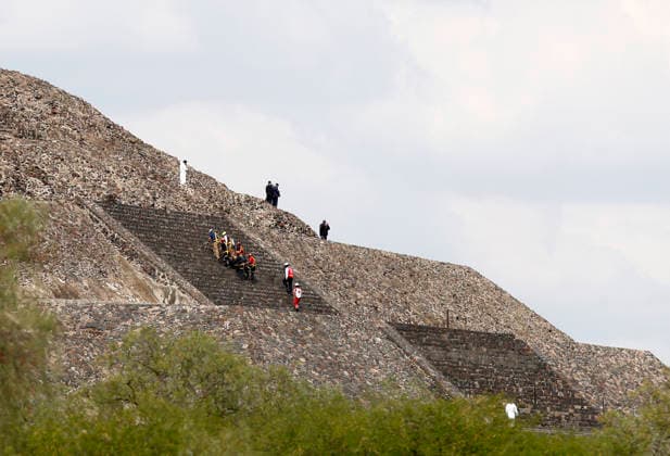 News Bilder des Tages #2 (260421) -- STATE OF MEXICO, April 21, 2026 -- Rescuers work at the site of a shooting at the Teotihuacan archaeological site in the State of Mexico, Mexico, April 20, 2026. A shooting at the Teotihuacan archaeological site in central Mexico has left two people dead, including the attacker, and six others injured, authorities said Monday. (Str Xinhua) MEXICO-STATE OF MEXICO-TEOTIHUACAN ARCHAEOLOGICAL SITE-SHOOTING Stringer 
