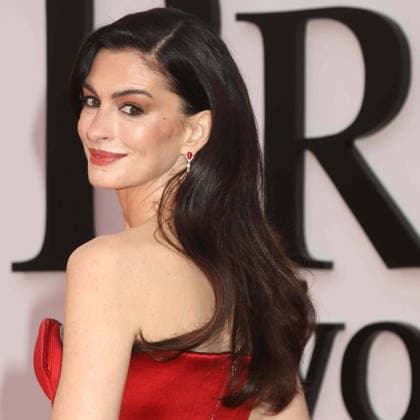 April 20, 2026, New York City, New York, USA: American movie star ANNE HATHAWAY, 43, is seen arriving to the world premiere of The Devil Wears Prada 2 at Lincoln Center, wearing a custom red satin Louis Vuitton gown designed by Nicolas GhesquiÃ‹re. The ensemble was heavily Andy Sachs-coded, featuring a corseted bodice with pointed cups and a voluminous tea-length skirt. Hathaway accessorized the look with a set of pink gold Bulgari jewelry, including a bracelet, a diamond-encrusted Serpenti wrap bracelet featuring mother-of-pearl elements. A massive red cocktail ring set with a rubellite. Dangling pink gold earrings set with diamonds and rubellites. Anne s look was completed with coordinating red open-toe platform sandals and her hair  - ZUMAk03_ 20260420_squ_k03_108 Copyright: xNancyxKaszermanx